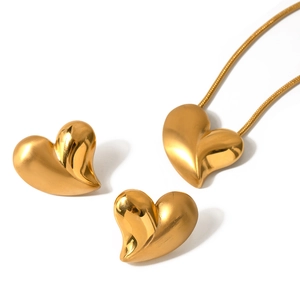18k gold plated stainless steel heart jewelry set with matte brushed finish texture