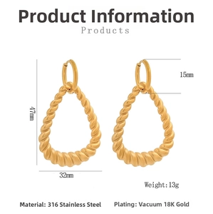Detailansicht der 47x32mm goldenen Tropfenohrringe mit Größen- und Gewichtsangaben
