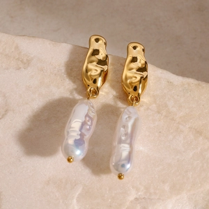 Boucles d'oreilles perles baroques avec texture de lave dorée sur socle en pierre