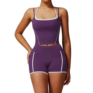 Ensemble de yoga violet deux pièces avec short taille haute et coutures contrastées