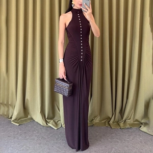 Robe dos nu marron sans manches avec boutons et détails froncés à la taille