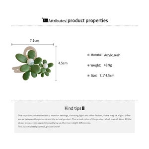 Dettaglio molletta per capelli a fiore in acrilico con dimensioni 7,1x4,5cm e specifiche di peso