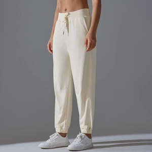 Détail de la taille élastique à cordon et des poches latérales sur ce jogging crème