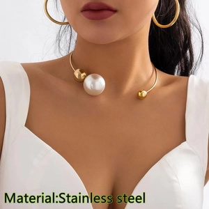 Collier ras du cou en acier inoxydable doré avec perle porté par un mannequin