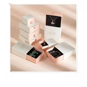 Dettaglio di scatole regalo per gioielli con manici in nastro rosa e testo Best Wish