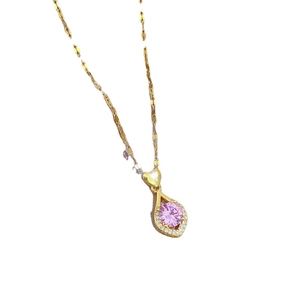 Collier en acier titane avec pendentif goutte en pierre rose et fermoir en forme de cœur