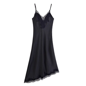 Elegante sottoveste in raso nero con bordo in pizzo e scollo a V per donna moderna