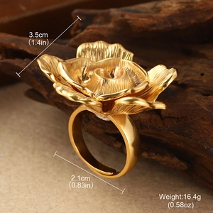 Detailaufnahme des goldenen Blumenrings mit Größe 3,5 cm und Gewicht 16,4 g auf Holz