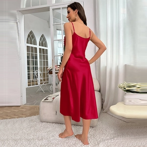 Nuisette élégante en satin rouge pour femmes avec fines bretelles et design minimaliste