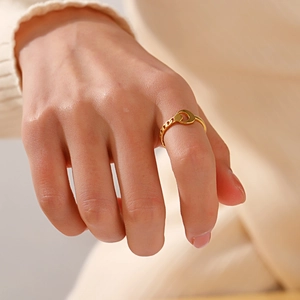 Anello con luna crescente placcato oro 18 carati con fascia a catena al dito
