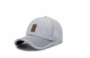 Detail der hellgrauen Mesh-Baseballkappe mit atmungsaktiven Löchern und Lederpatch