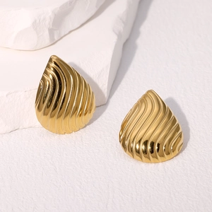 Boucles d'oreilles goutte en acier inoxydable doré avec texture ondulée sur décor de pierre