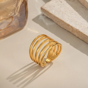 Anello multistrato minimalista in acciaio inossidabile placcato oro 18k su marmo