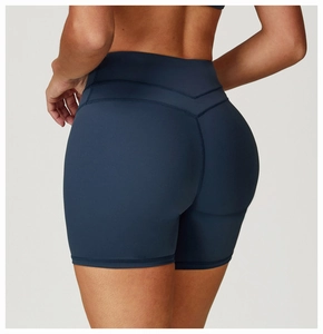 Gros plan d'un short de yoga taille haute avec coutures en V pour un effet galbe fessier