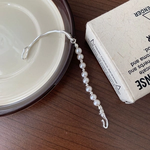 Elegant 925 sterling silver pearl bracelet with minimalist irregular wavy metal bar