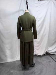 Détail d'un ensemble blazer vert armée avec ceinture et jupe plissée pour femmes