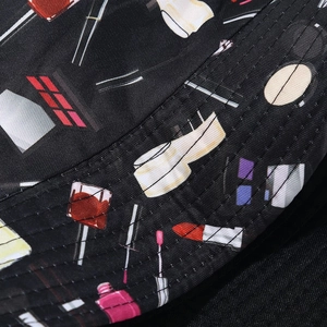 Vue détaillée du chapeau bob à motif cosmétique montrant les coutures et la texture