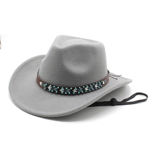 Détail d'un chapeau de cow-boy gris avec bande perlée ethnique et mentonnière réglable