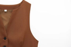 Détail du gilet marron ajusté avec texture sergé et bouton noir en taille S