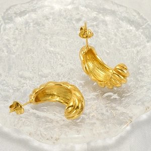 Boucles d'oreilles dorées en forme de C en acier inoxydable avec texture plissée élégante