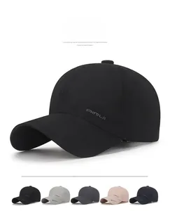 Dettaglio del tessuto ad asciugatura rapida del cappellino e ricamo del marchio