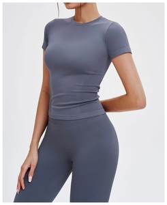 Dettaglio del top da yoga senza cuciture grigio grafite e leggings sportivi a vita alta