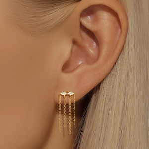 Détail de la boucle d'oreille cerf-volant en argent S925 doré avec diamants et chaînes