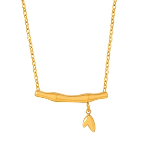 Collier élégant en plaqué or 18k avec pendentif cœur sur fond blanc épuré