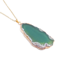Collier avec pendentif tranche d'agate verte, bordure dorée et chaîne en acier inoxydable