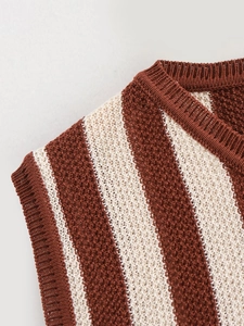 Dettaglio della trama a maglia e scollo a coste del gilet a righe marroni