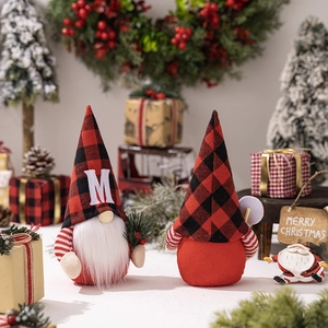Gnomo di Natale in peluche con cappuccio a quadri rossi e neri e ricamo di lettere.