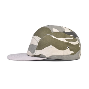 Vue de profil d'une casquette 5 panneaux camouflage rétro avec une visière plate grise.