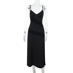 Détail de la robe noire à col en V avec bordures à volants et fente latérale élégante