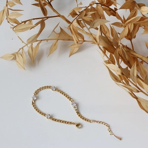 Close-up of 18K gold-plated chain bracelet with lobster clasp and K18 metal tag detail