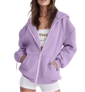 Detail van oversized lichtpaarse hoodie met ritssluiting en verstelbaar trekkoord