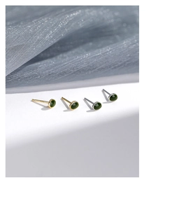 Vista dettagliata degli orecchini S925 argento sterling avocado verde in oro e argento