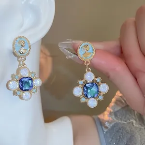 Boucles d'oreilles de style palais vintage avec camées et pierres bleues