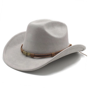 Dettaglio cappello cowboy grigio con fascia in cuoio marrone e ornamento a teschio argento