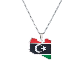 Gros plan du collier carte de Libye avec couleurs du drapeau et détail croissant étoile