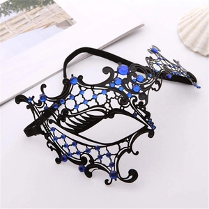 Dettaglio della maschera in metallo nero con strass blu e motivi in filigrana