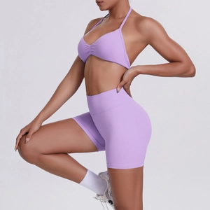 Λεπτομέρεια από μωβ ριμπ σετ γιόγκα με halter top και σορτς με ψηλή μέση