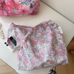 Floral cotton shoulder bag for summer leisure featuring a fresh pink and blue pattern