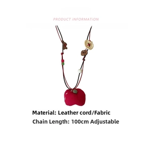 Détail du pendentif pomme en tissu rouge avec cordon en cuir réglable de 100 cm