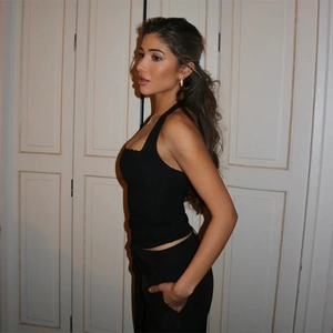 Sexy schwarzes Neckholder-Top mit Spitzenbesatz und schmaler Passform für den Alltag