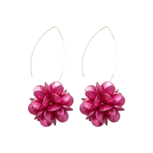 Eleganti orecchini a fiore rosa acceso con ganci dorati su uno sfondo bianco