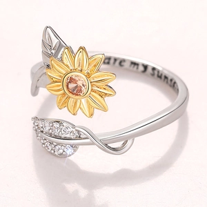 Détail de la bague tournesol avec ambre et gravure You are my sunshine