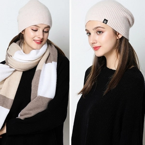 Gorro de punto de lana beige y bufanda de cuadros para el calor invernal al aire libre