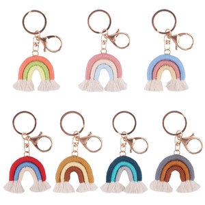 Detailansicht von handgefertigten Regenbogen-Schlüsselanhängern mit Fransen in sieben Farben