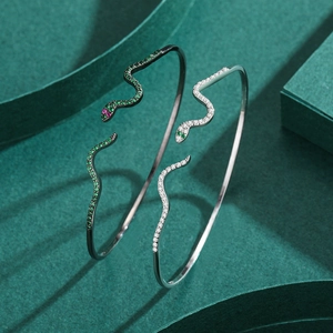 Bracciale a serpente aperto in argento 925 con zirconi colorati su elegante sfondo verde