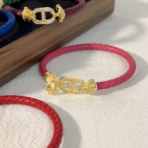 Dettaglio macro del bracciale in pelle rosa con chiusura dorata e cristalli pavé